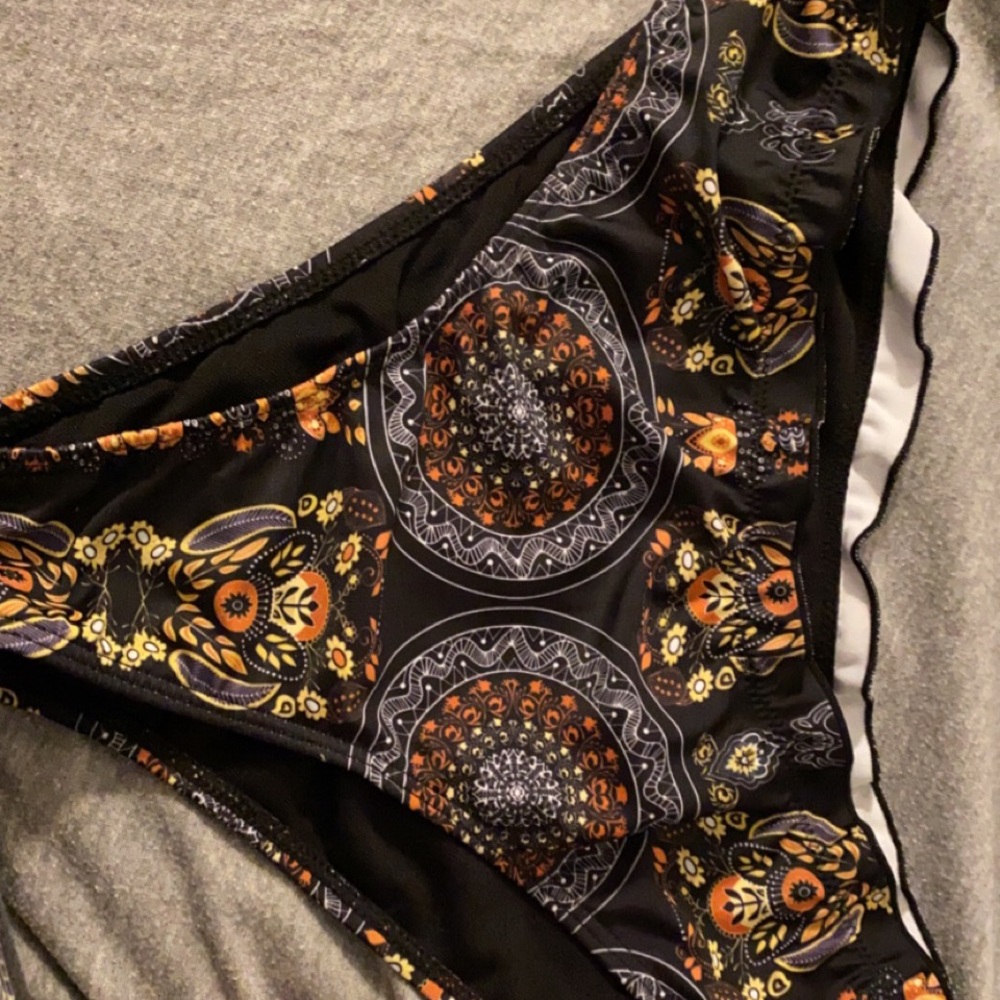 Size Large Bikini bottoms.